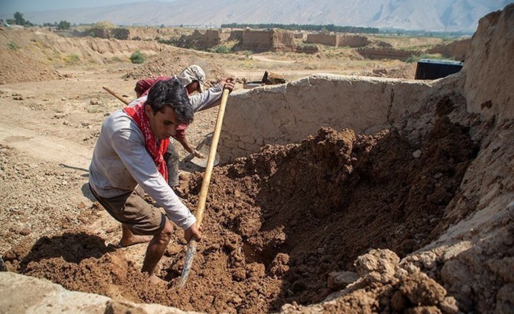 (تصاویر) کوره های داغ آجرپزی در گرمای تابستان