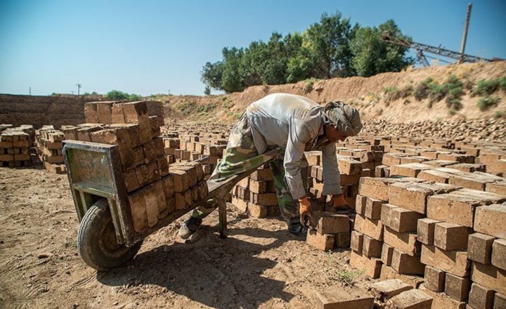 (تصاویر) کوره های داغ آجرپزی در گرمای تابستان