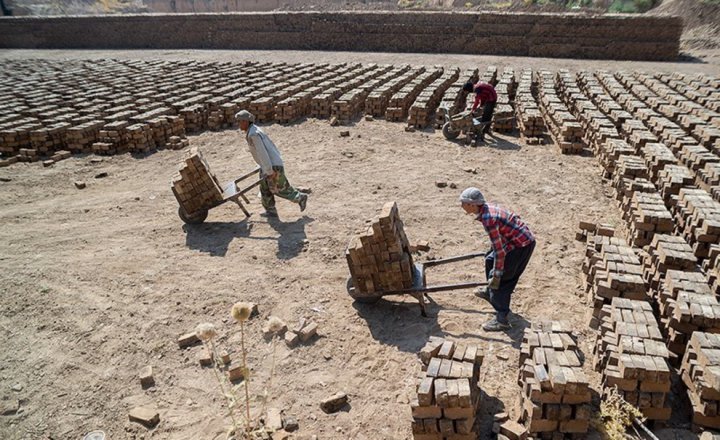 (تصاویر) کوره های داغ آجرپزی در گرمای تابستان