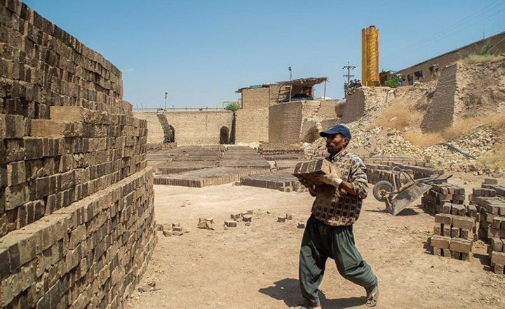 (تصاویر) کوره های داغ آجرپزی در گرمای تابستان