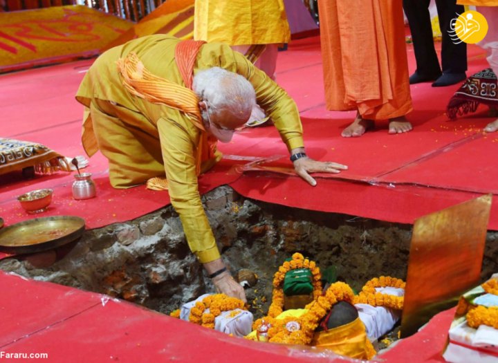 (تصاویر) نارندرا مودی در مراسم نصب سنگ بنای معبد هندوها به جای مسجد تخریب شده