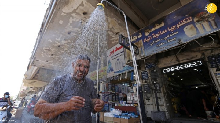 (تصاویر) دوشِ خیابانی برای مقابله با گرما در بغداد