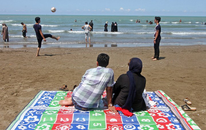 (تصاویر) مسافران بی‌توجه به کرونا در ساحل خزر