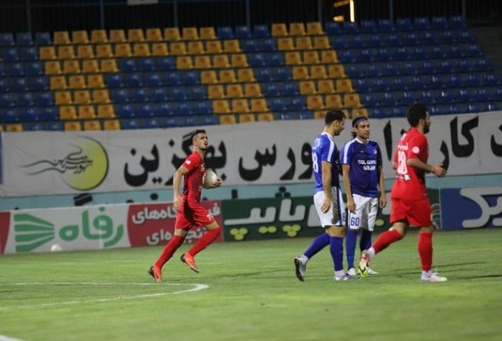 پرسپولیس و استقلال متوقف شدند