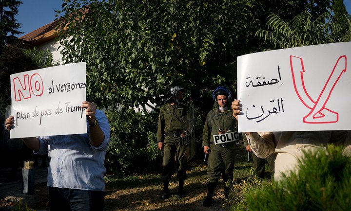 (تصاویر) تجمع اعتراضی مقابل سفارت امارات در تهران