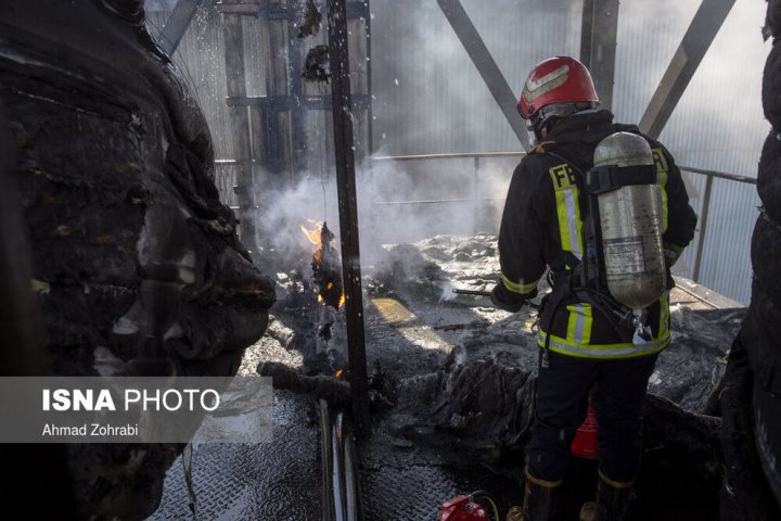 (تصاویر) آتش سوزی کارخانه فولاد در شهرک شکوهیه قم
