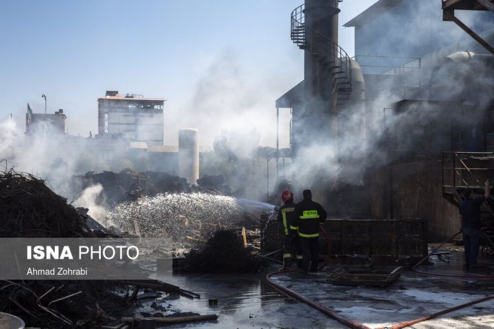 (تصاویر) آتش سوزی کارخانه فولاد در شهرک شکوهیه قم