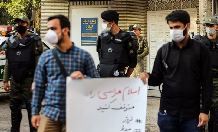 (تصاویر) تجمع اعتراضی مقابل سفارت سوئد در تهران