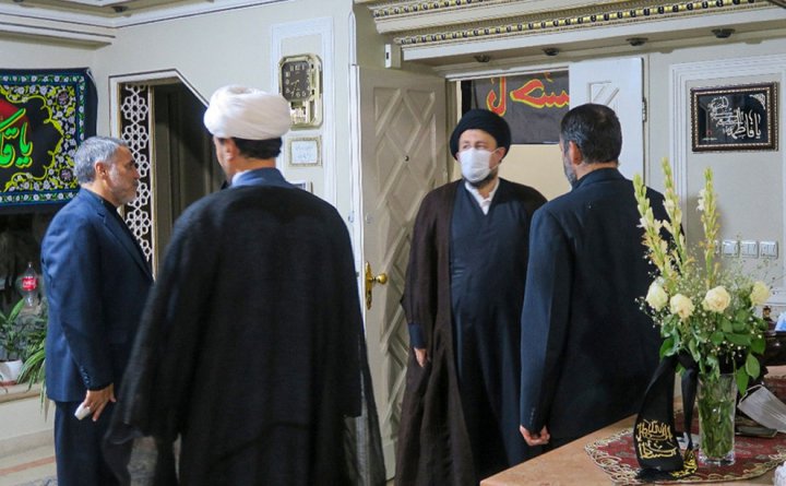 (تصاویر) حضور یادگاران امام در منزل مرحوم محمد عرب