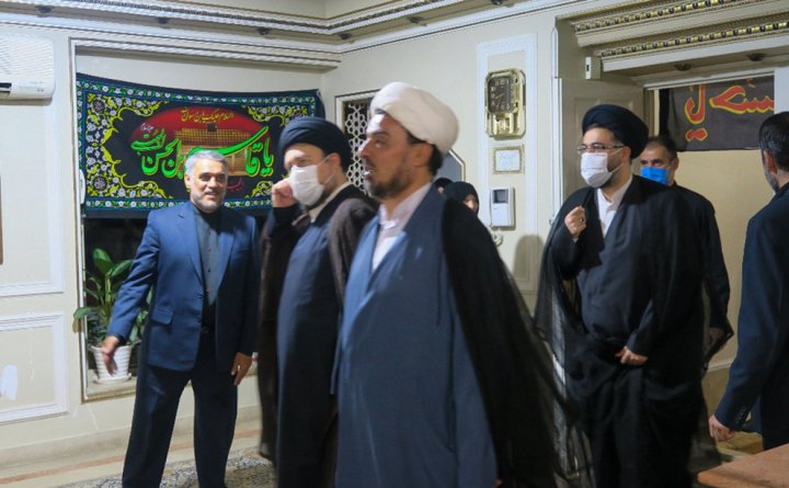 (تصاویر) حضور یادگاران امام در منزل مرحوم محمد عرب