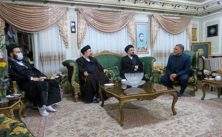 (تصاویر) حضور یادگاران امام در منزل مرحوم محمد عرب
