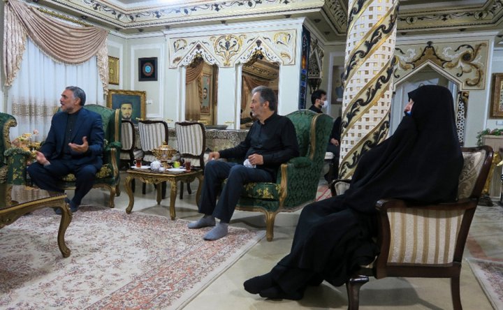 (تصاویر) حضور یادگاران امام در منزل مرحوم محمد عرب