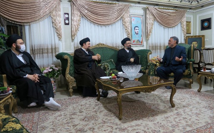 (تصاویر) حضور یادگاران امام در منزل مرحوم محمد عرب