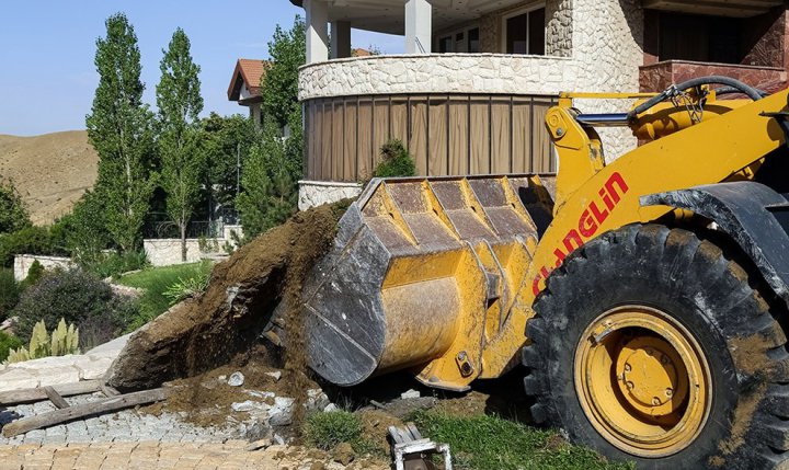 (تصاویر) تخریب بنا‌های غیرمجاز در روستای هلجرد کرج