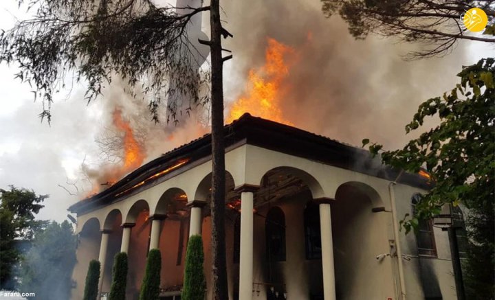 (تصاویر) آتش سوزی در مسجد تاریخی وانیکوی استانبول