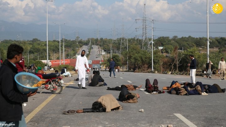 (تصاویر) مسلمانان خشمگین پاکستان یک بزرگراه را بستند
