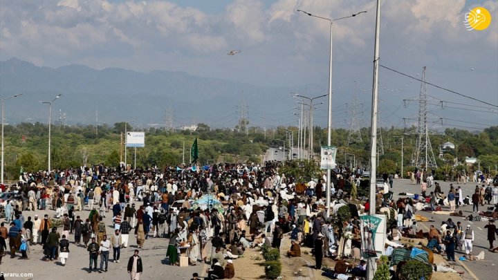 (تصاویر) مسلمانان خشمگین پاکستان یک بزرگراه را بستند