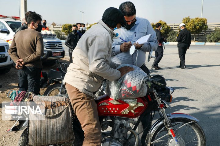 (تصاویر) اهداء کلاه ایمنی به موتورسواران