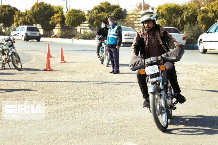 (تصاویر) اهداء کلاه ایمنی به موتورسواران