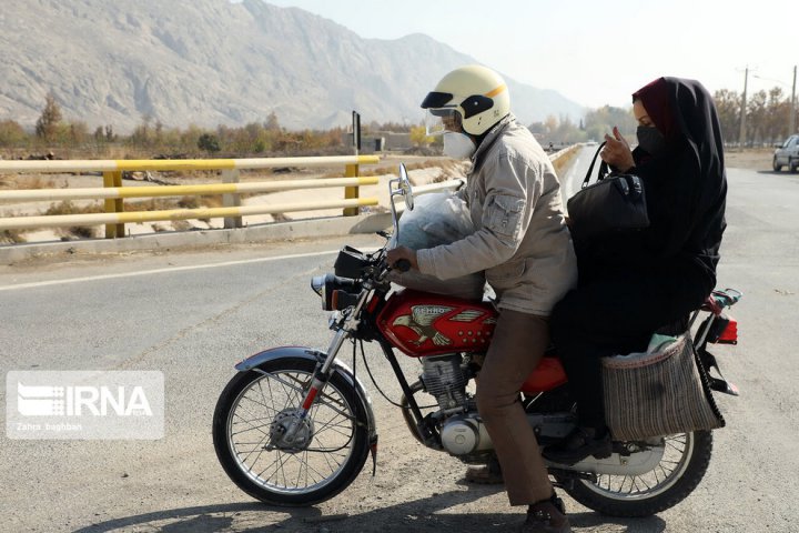 (تصاویر) اهداء کلاه ایمنی به موتورسواران