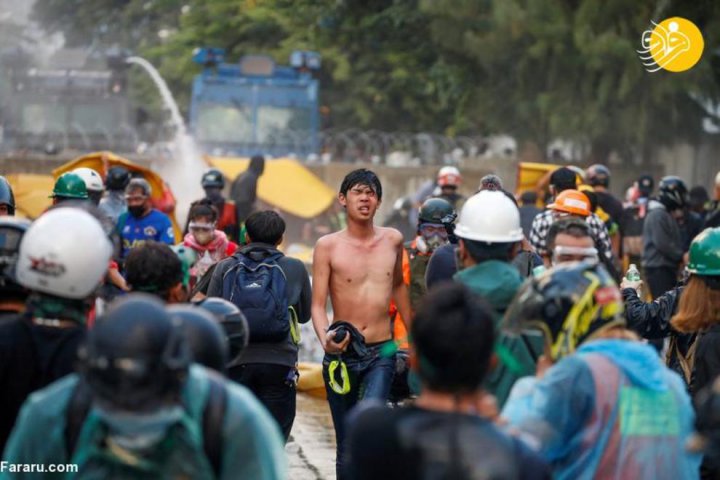 (تصاویر) اردک بادی؛ سپر معترضان مقابل ماشین آب پاش پلیس