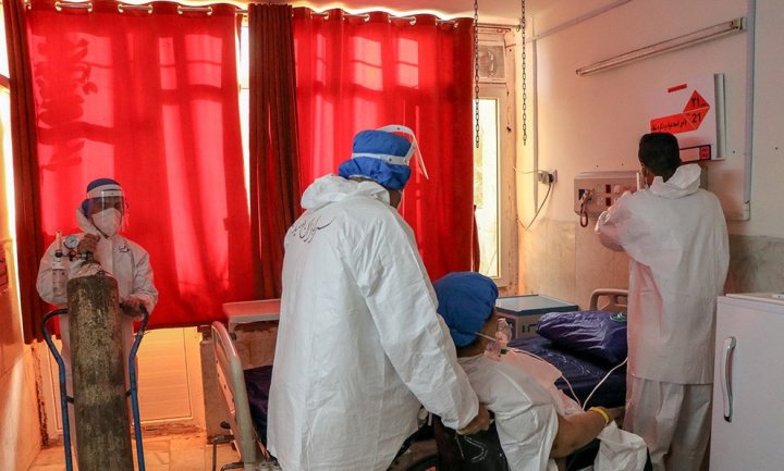 (تصاویر) خدمات رسانی طلاب به بیماران کرونایی