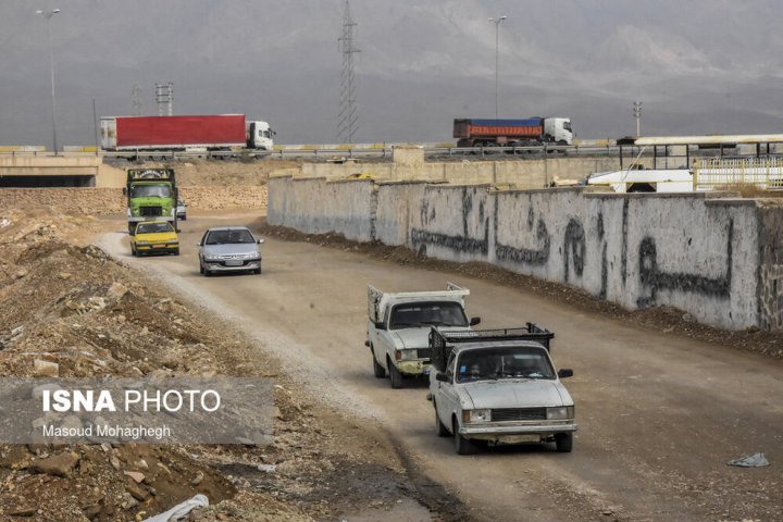 (تصاویر) ورود غیرمجاز خودرو‌ها به داخل شهر از جاده خاکی