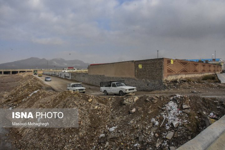 (تصاویر) ورود غیرمجاز خودرو‌ها به داخل شهر از جاده خاکی