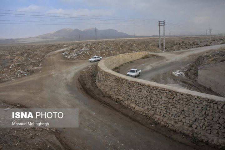 (تصاویر) ورود غیرمجاز خودرو‌ها به داخل شهر از جاده خاکی
