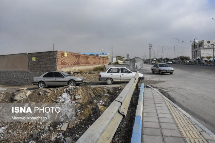 (تصاویر) ورود غیرمجاز خودرو‌ها به داخل شهر از جاده خاکی