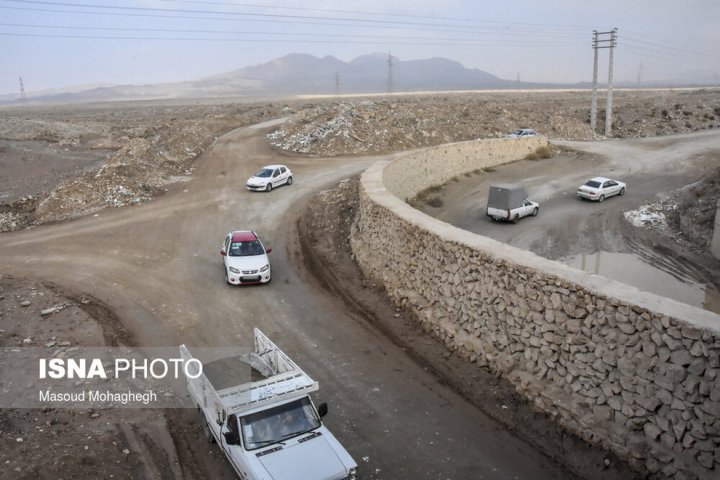 (تصاویر) ورود غیرمجاز خودرو‌ها به داخل شهر از جاده خاکی