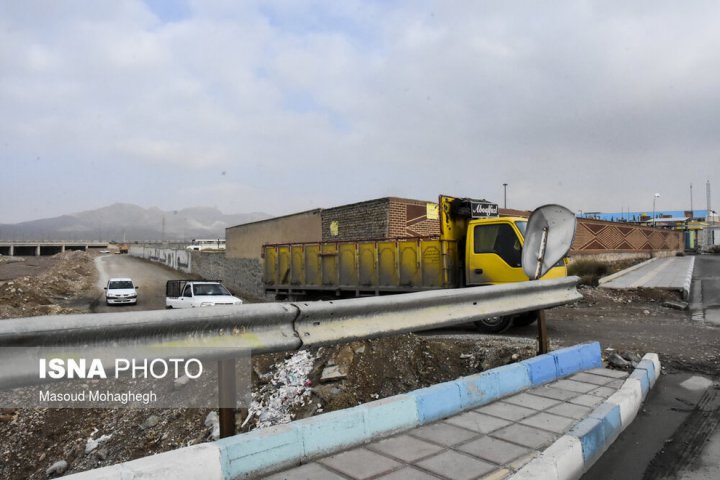 (تصاویر) ورود غیرمجاز خودرو‌ها به داخل شهر از جاده خاکی