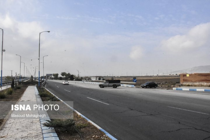 (تصاویر) ورود غیرمجاز خودرو‌ها به داخل شهر از جاده خاکی