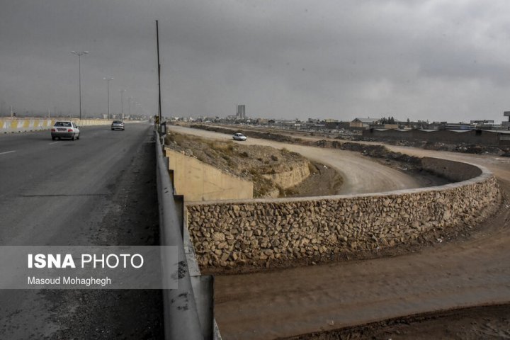 (تصاویر) ورود غیرمجاز خودرو‌ها به داخل شهر از جاده خاکی