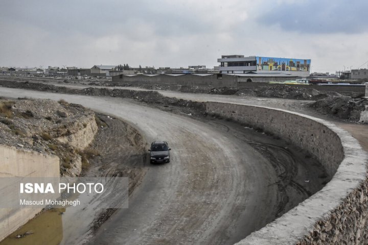 (تصاویر) ورود غیرمجاز خودرو‌ها به داخل شهر از جاده خاکی