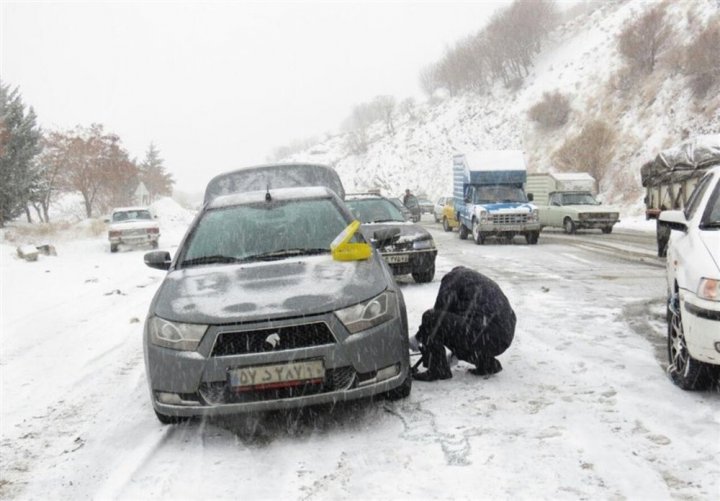 بحران برف در آذربایجان‌غربی؛ برق ۲ شهر قطع شد