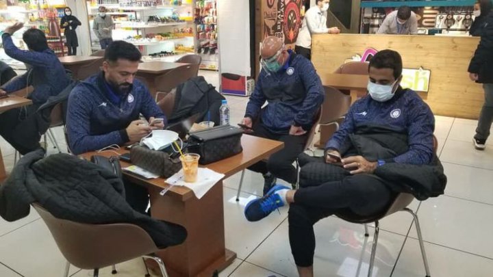 (عکس) بلاتکلیفی صدرنشین لیگ برتر در فرودگاه
