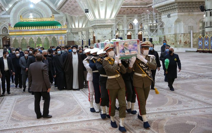 (تصاویر) وداع با پیکر شهید محسن فخری زاد در مرقد امام