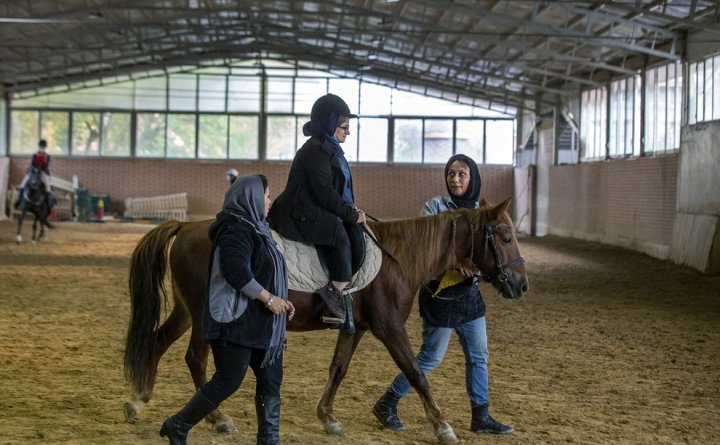 (تصاویر) از گوهرتراشی تا کوهنوردی؛ داستان زندگی دختر مبتلا به راشیتیسم