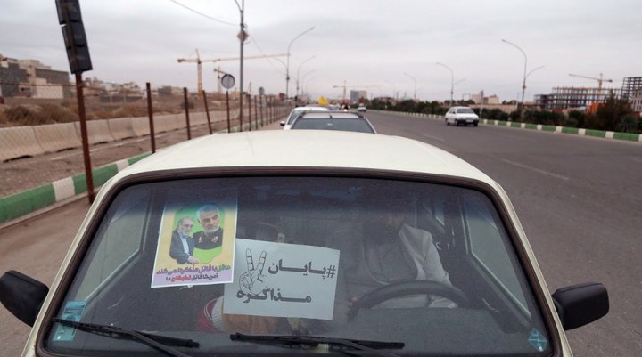 (تصاویر) راهپیمایی خودرویی در قم علیه ترور فخری زاده و مذاکره