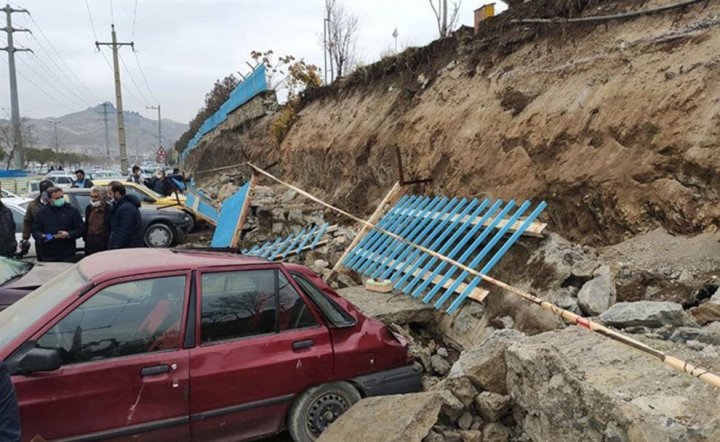 (تصاویر) دفن خودروها بر اثر ریزش دیوار بهشت محمدی سنندج