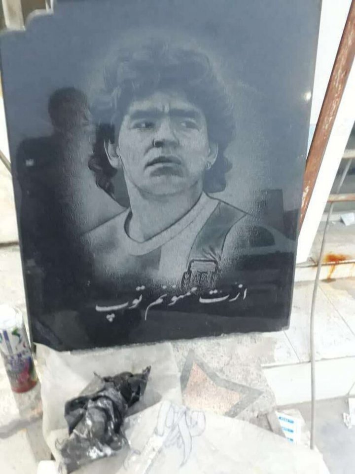 (تصاویر) سنگ قبر دیگو مارادونا در بوشهر!