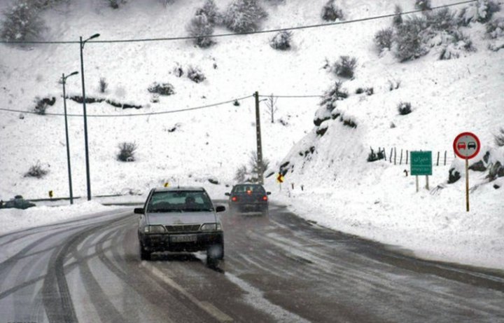 جاده‌های ۲۰ استان زیر بارش برف و باران