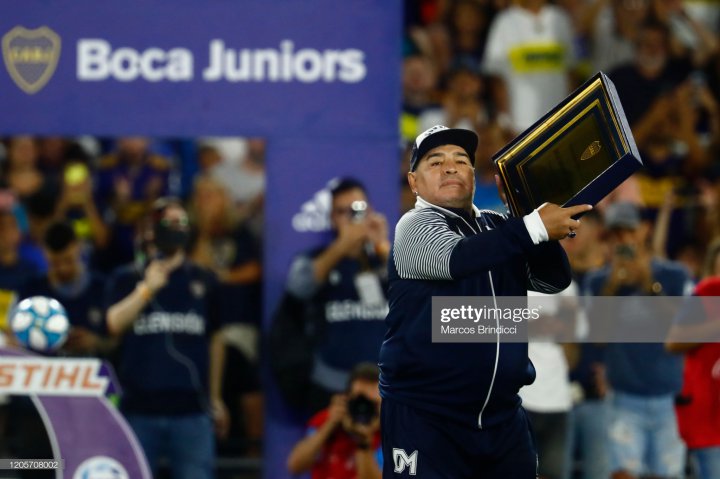 استقبال بی‌نظیر از مارادونا در شب قهرمانی بوکا (عکس)