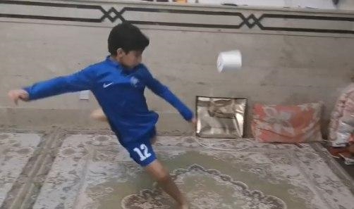 کودک افغان مسی و راموس را شکست داد