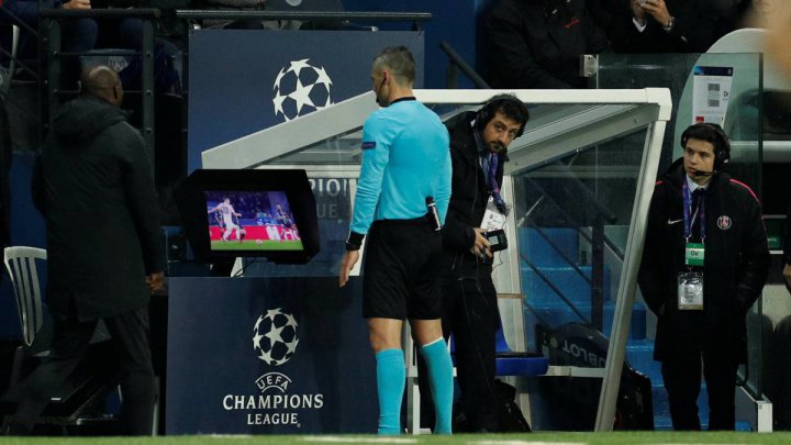 Two VAR penalty decisions decisive in Paris and Porto - AS.com