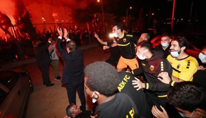 جشن دیوانه‌وار کریم و دوستان در آتن(عکس)