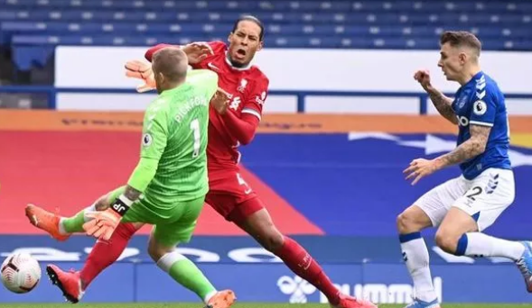 داور مورد غضب لیورپولی‌ها کنار گذاشته شد