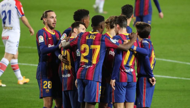 El equipo del Barça celebró el gol de Trincao al Alavés