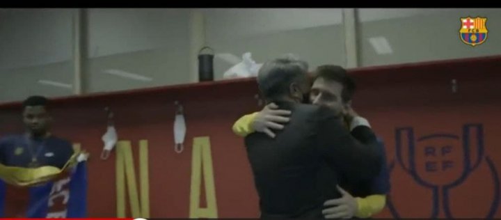 مسی در آغوش رئیس؛ شادی دیوانه وار لاپورتا (عکس)